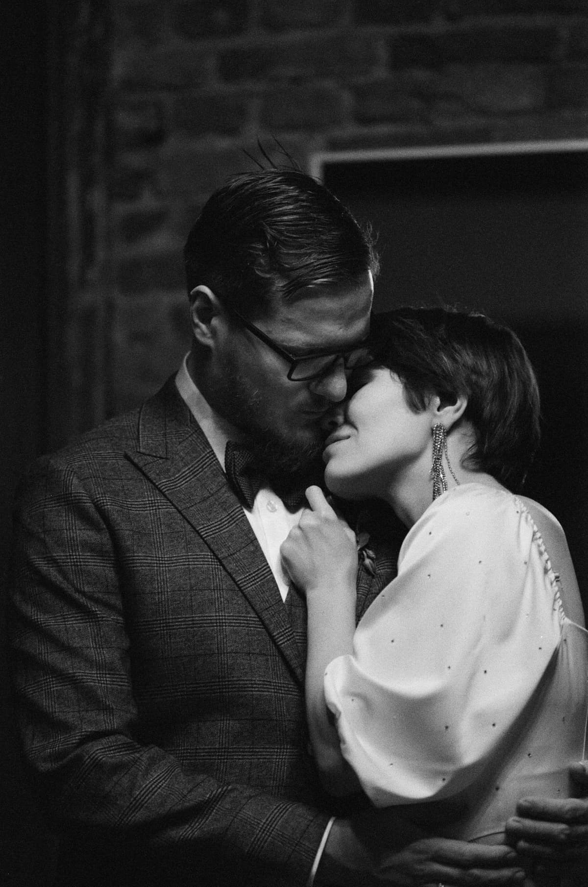 Pasgetrouwd koppel dat samen poseert op hun huwelijksdag