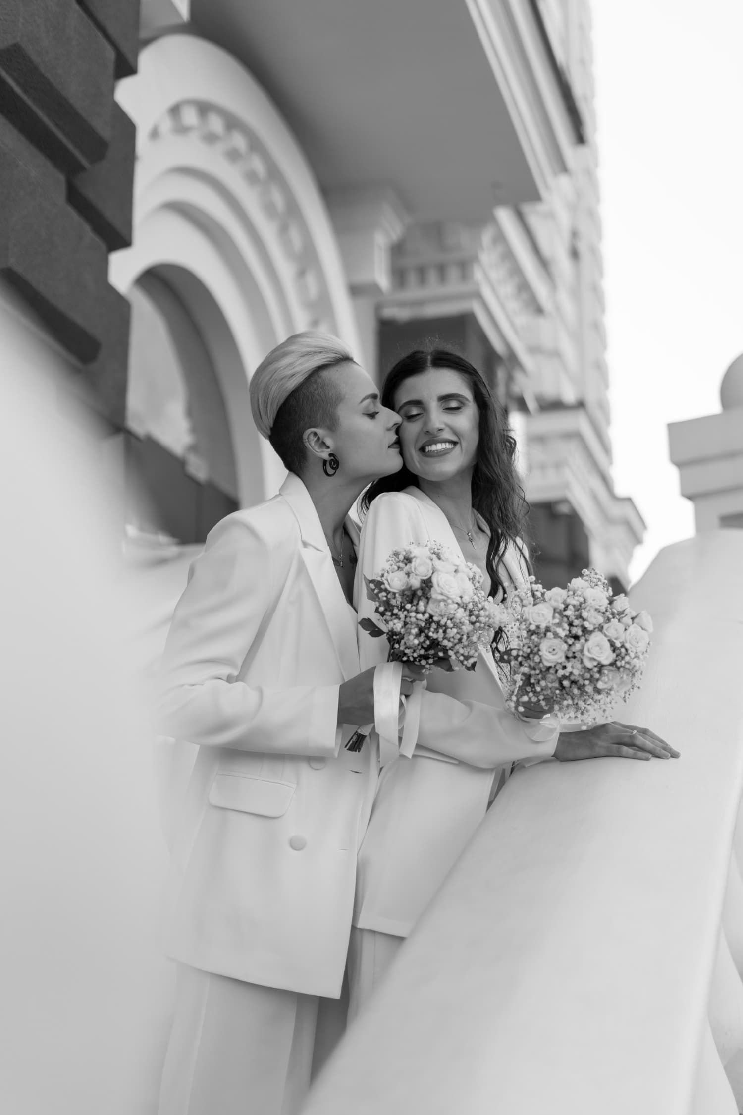 Pasgetrouwd koppel dat samen poseert op hun huwelijksdag