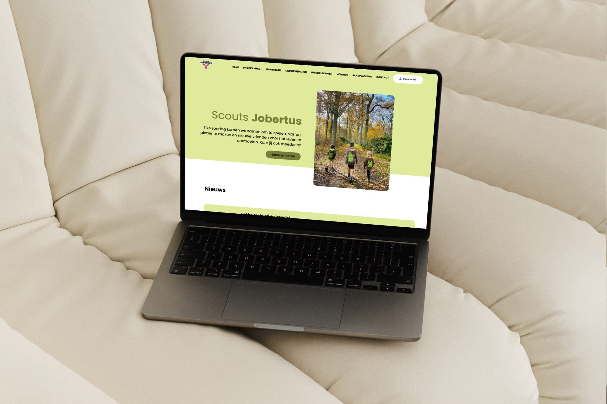 Computerscherm met de moderne en vernieuwde website van Scouts Jobertus, gemaakt in WordPress.