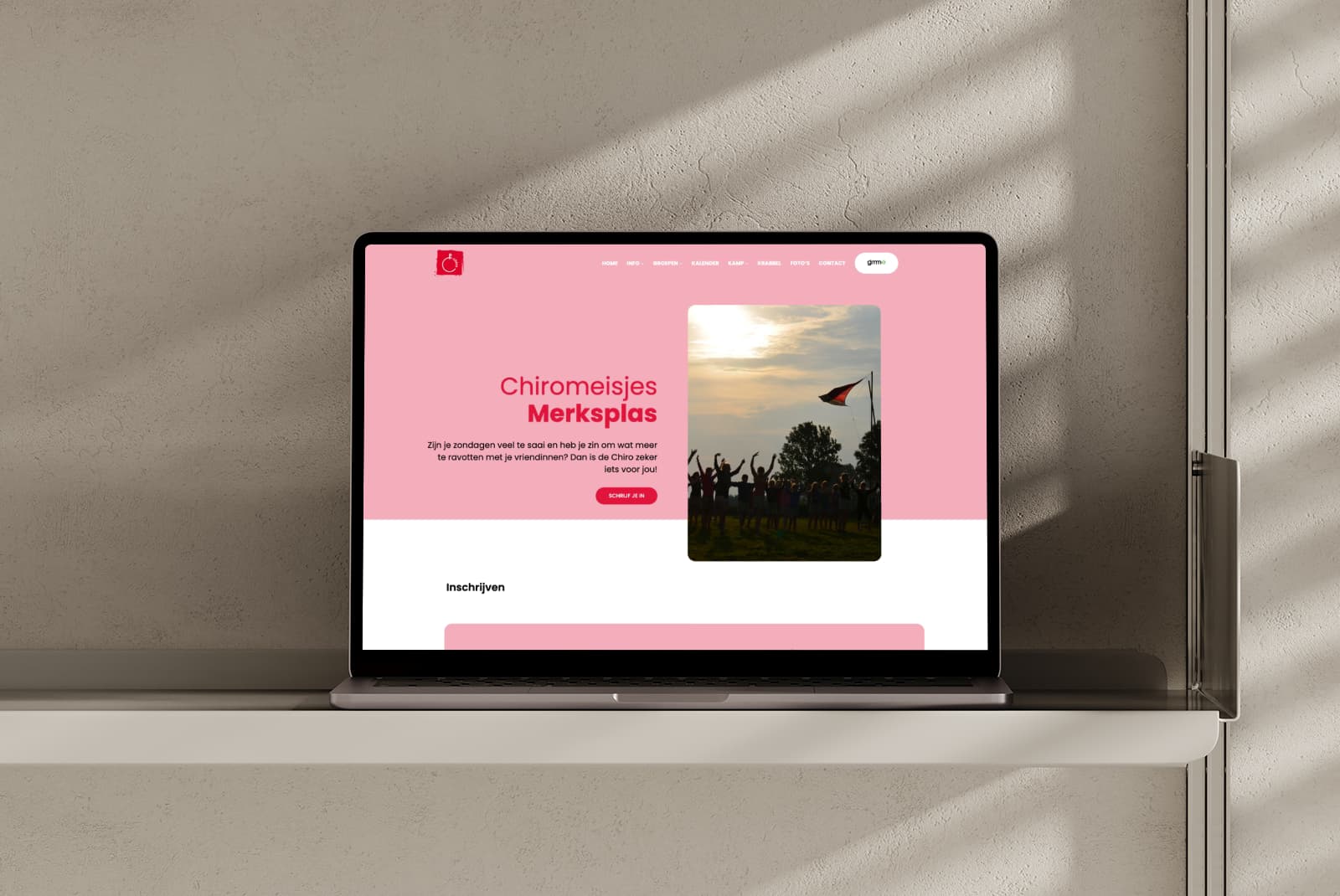 Computerscherm met de website van Meisjeschiro Merksplas