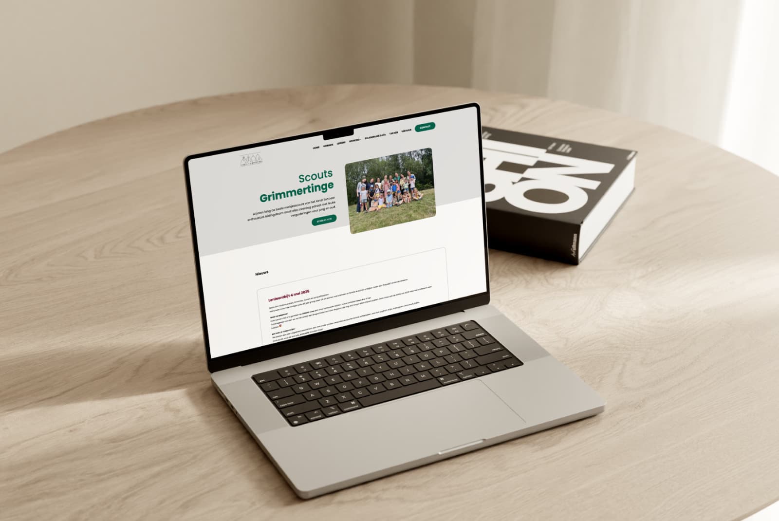 Computerscherm met de website van Scouts Grimmertinge
