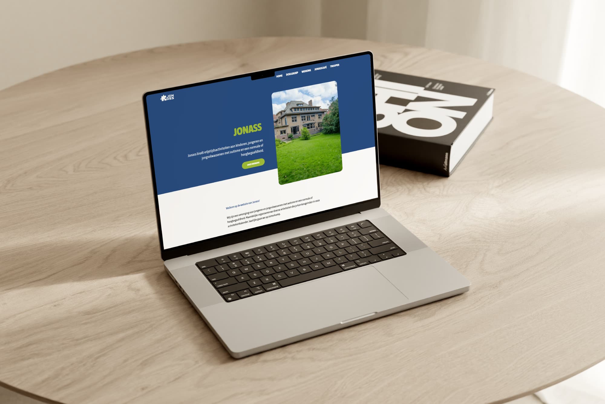 Computerscherm met de webshop van Kaartenboetiek zichtbaar