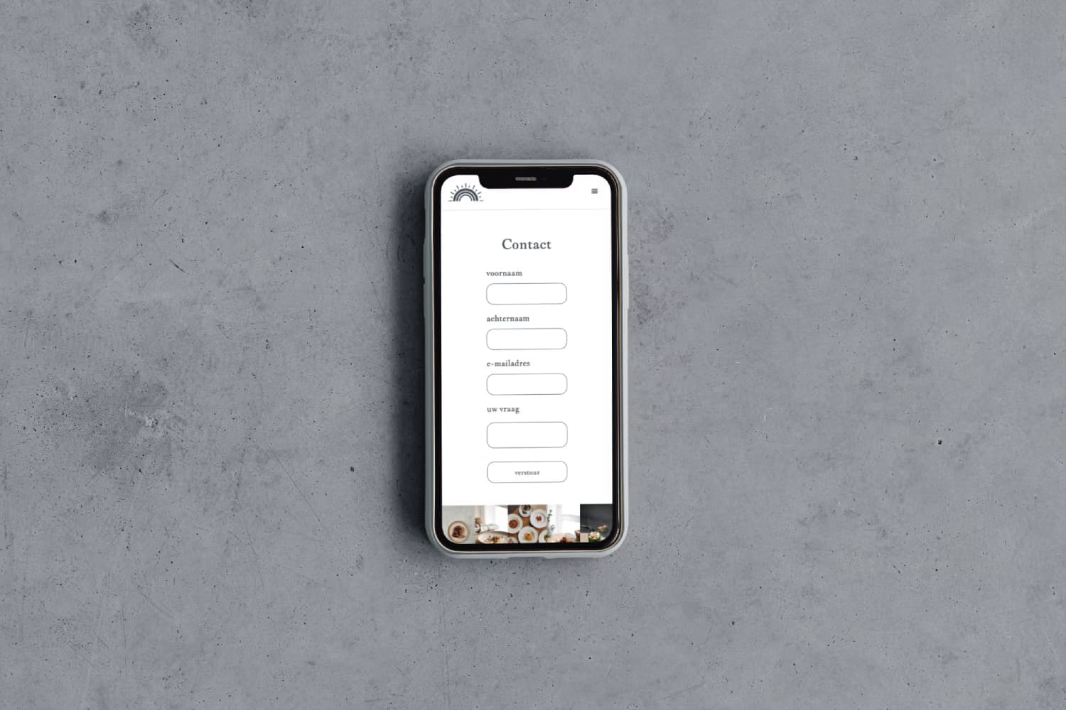 Smartphone waar je het cotactformulier kunt zien