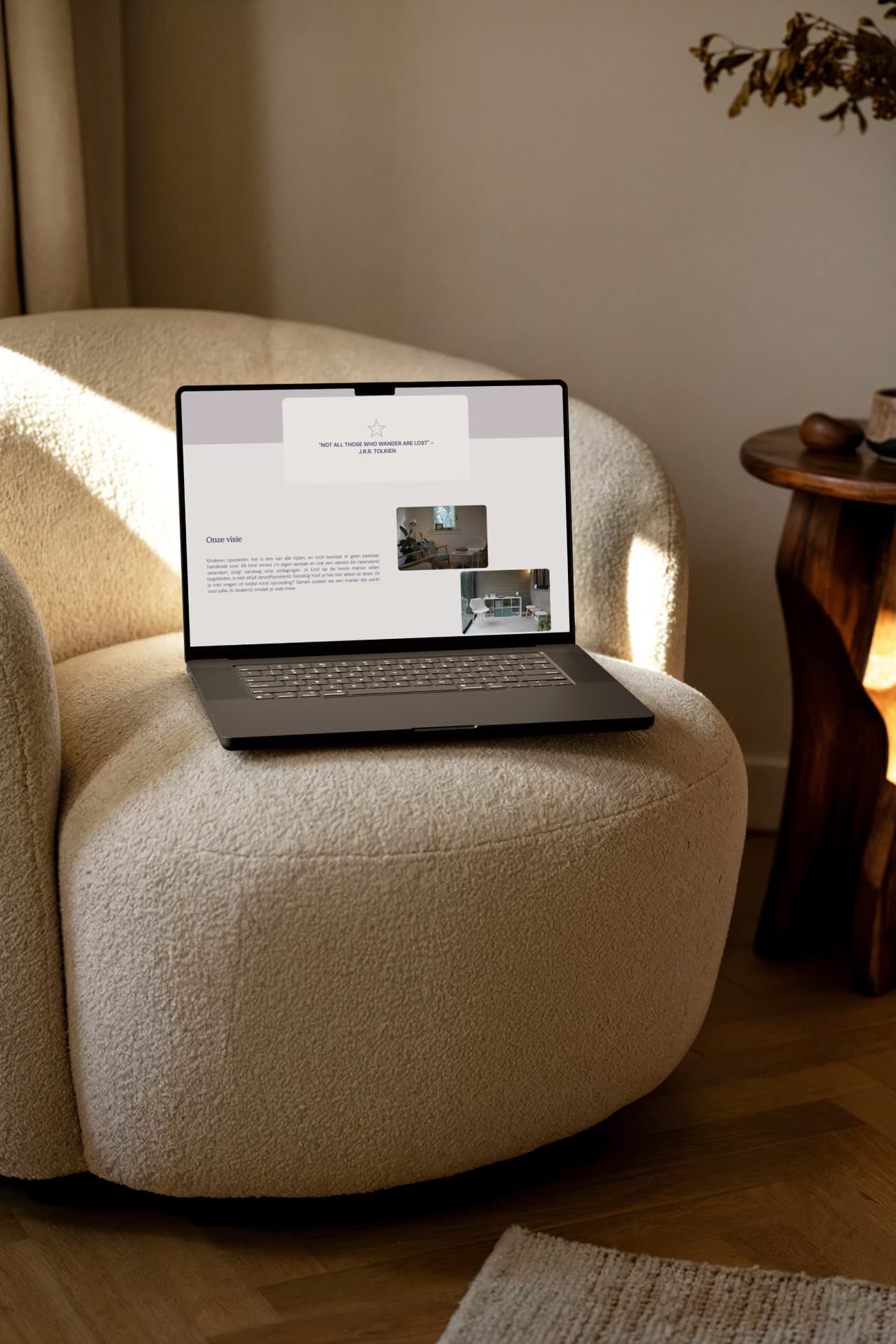 Een computer op een witte zetel en de website van Lieflingen staat open.