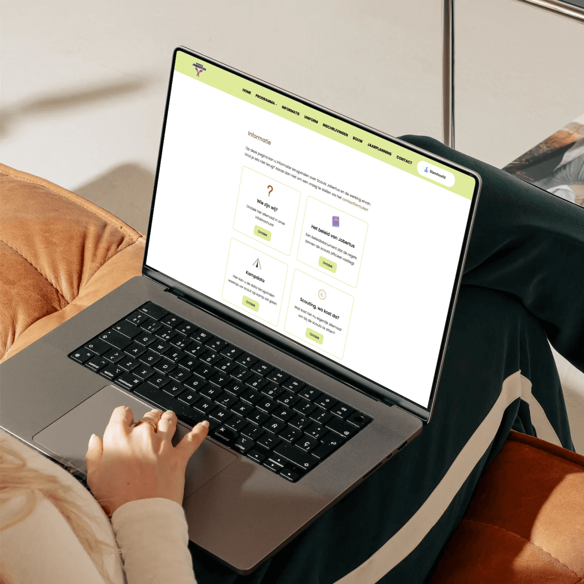 Een scoutsgroep bestudeert een kaart