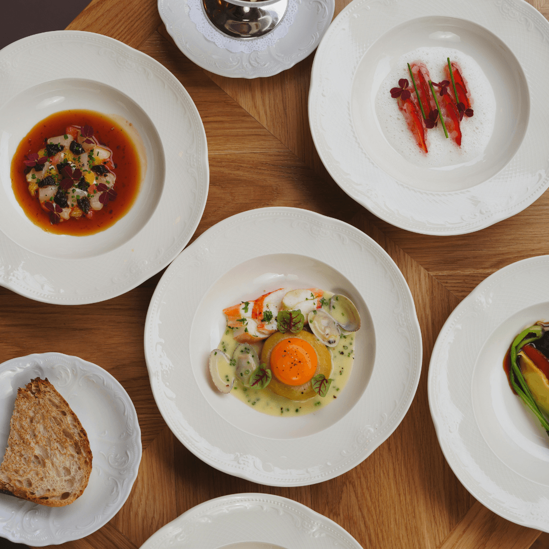 Verschillende borden met gerechten