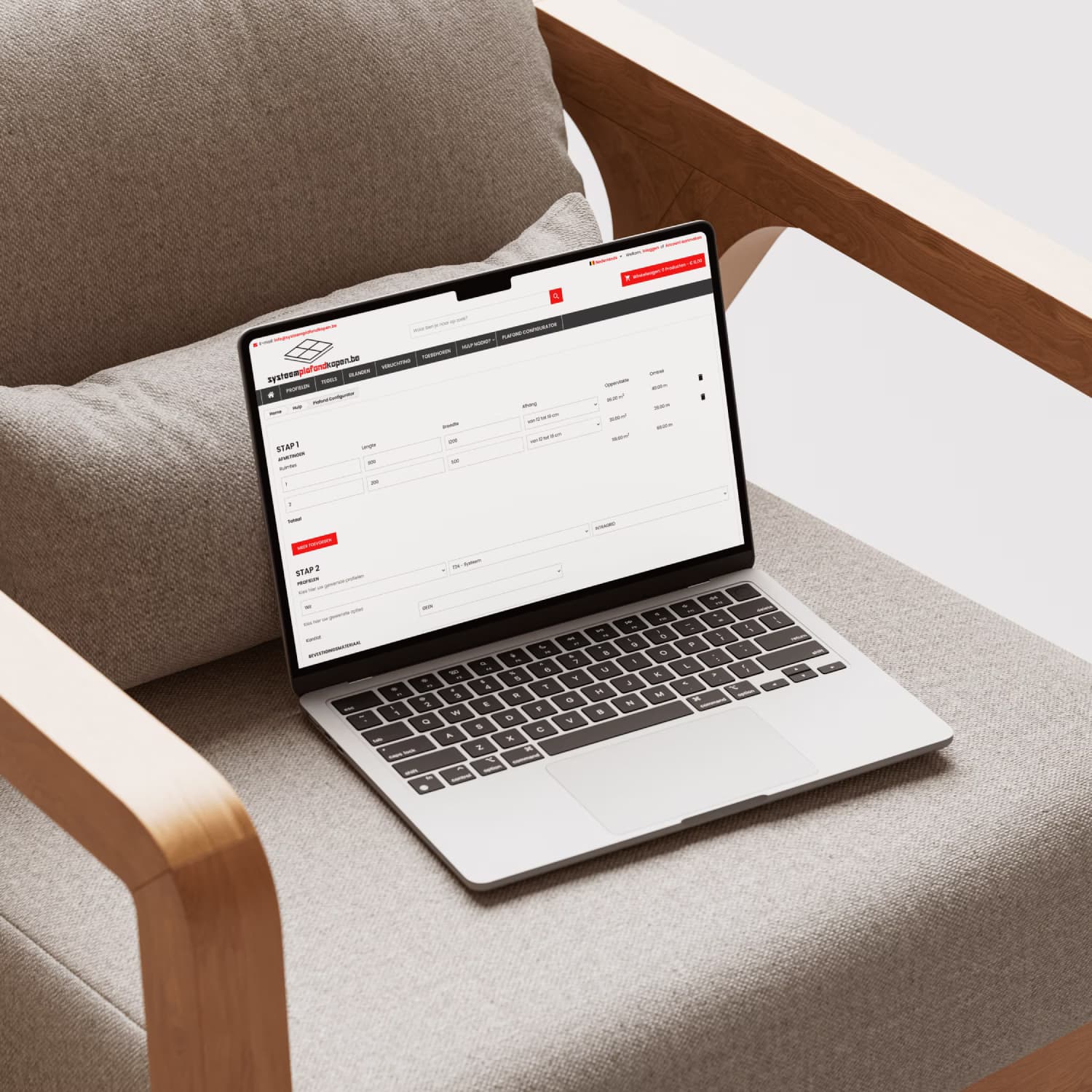 Op een zetel staat een computer met de website van Systeem Plafond Kopen