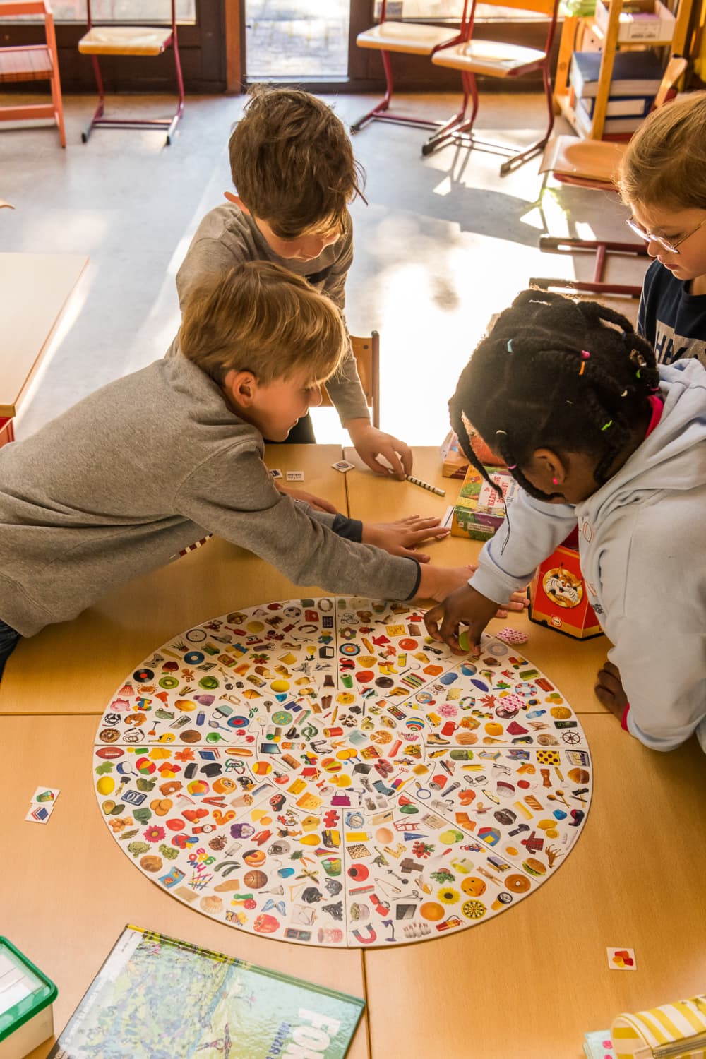 Leerlingen spelen samen een educatief spel in een klaslokaal van een basisschool.