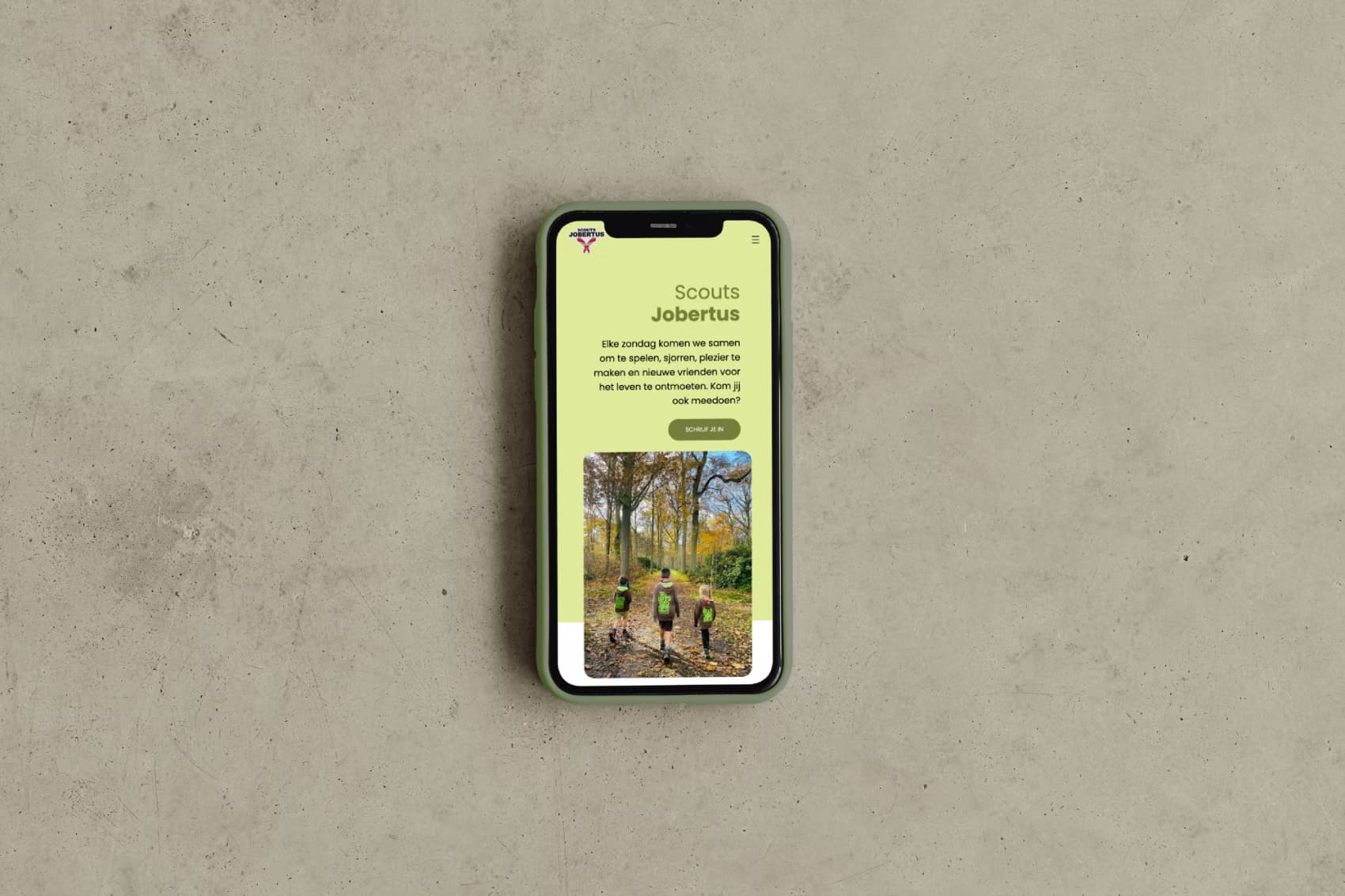 Een smartphone met de website van Scouts Jobertus