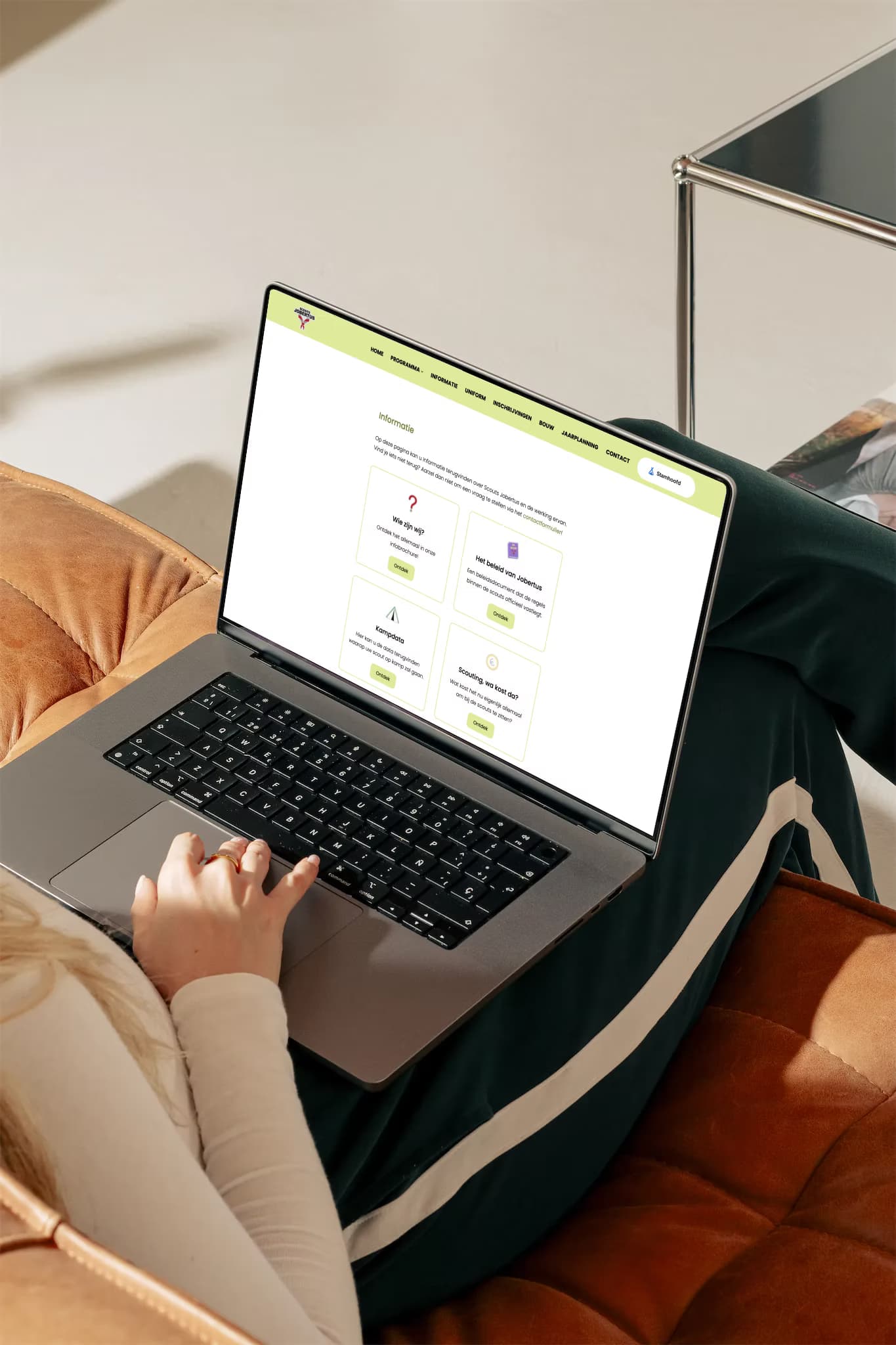 Persoon bekijkt de website van Scouts Jobertus op een laptop