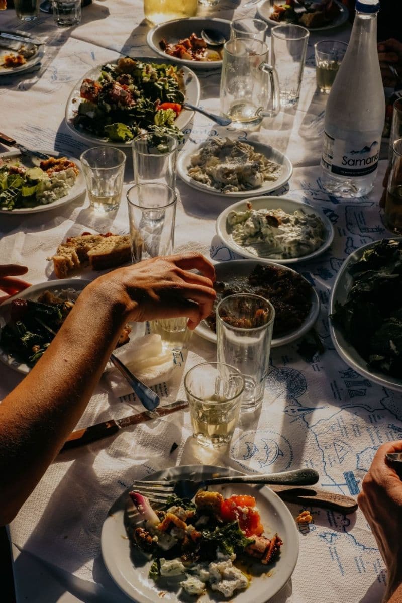 Een tafel met veel eten op