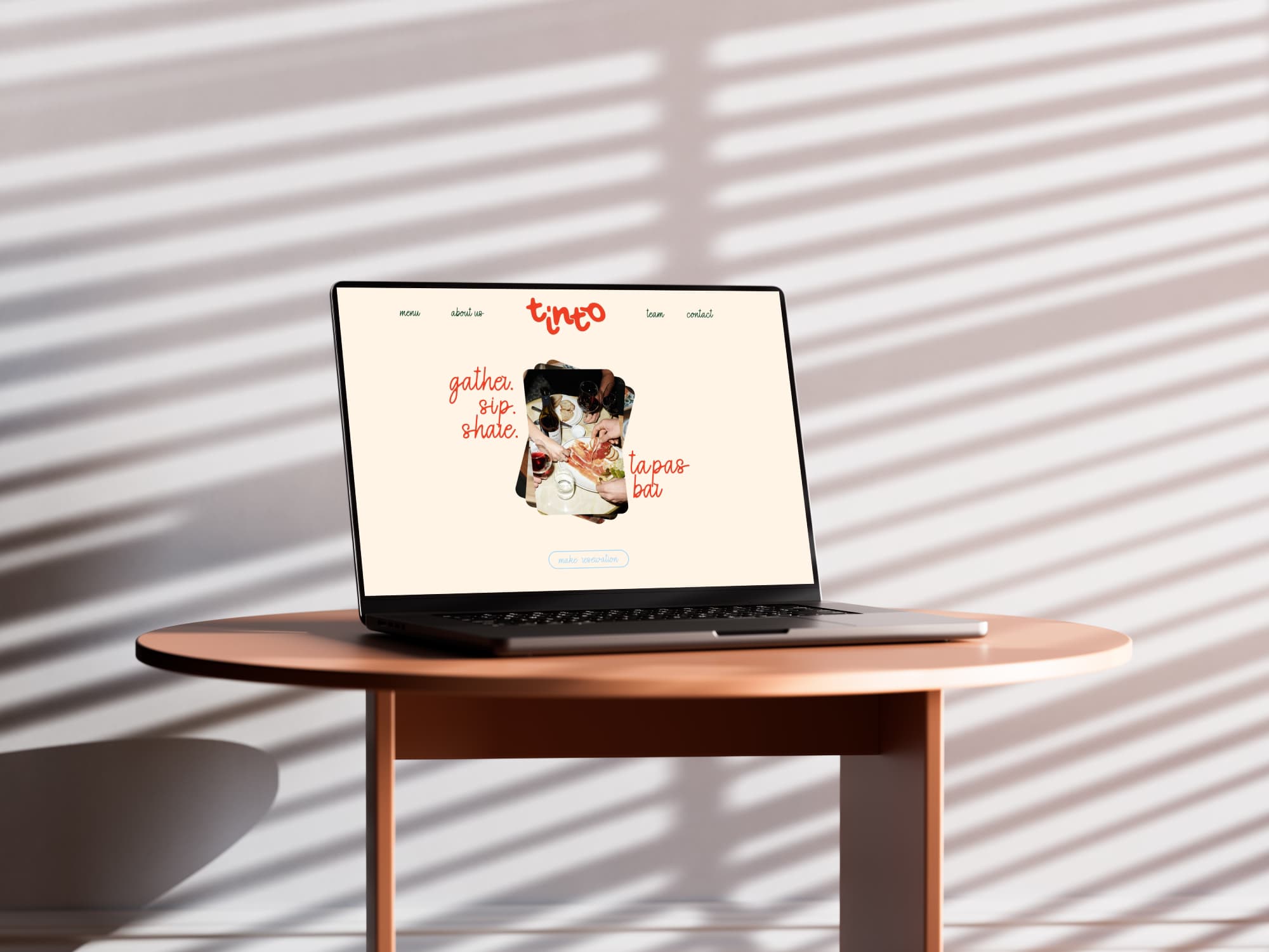 Computer met de website van tapasbar Tinto open.