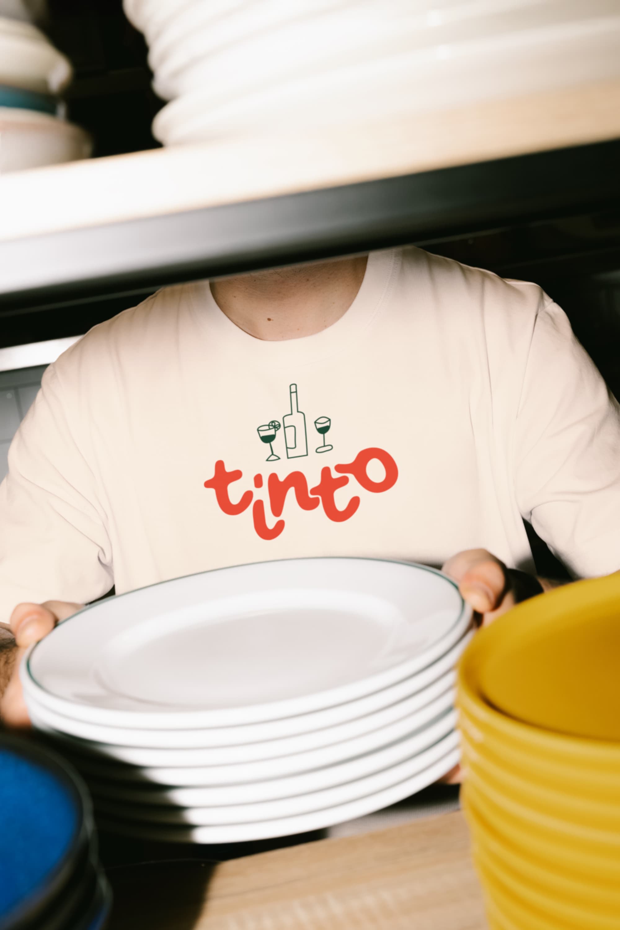 Man draagt een Tinto-T-shirt.