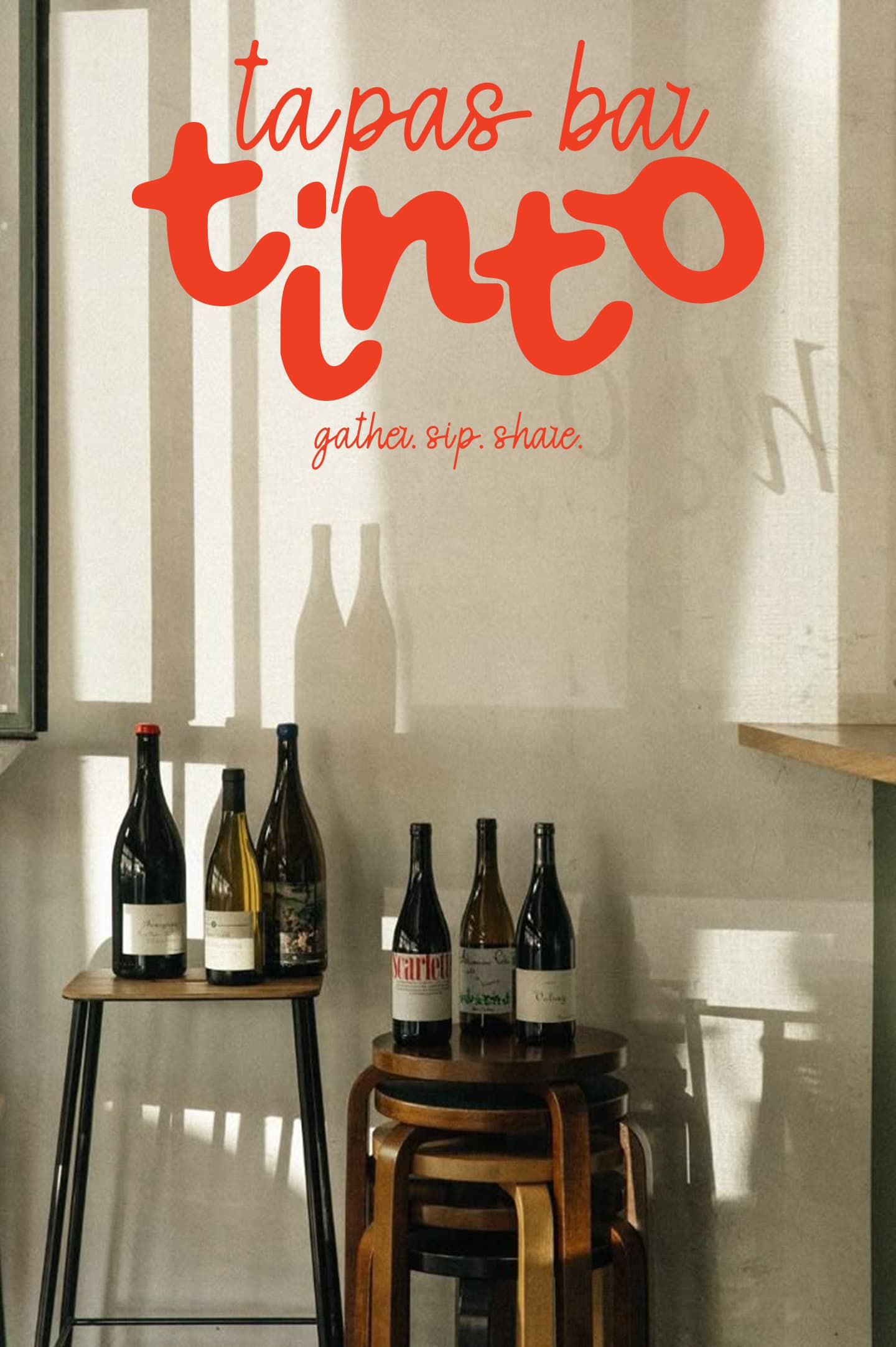 Verschillende flessen wijn op stoelen en tafels